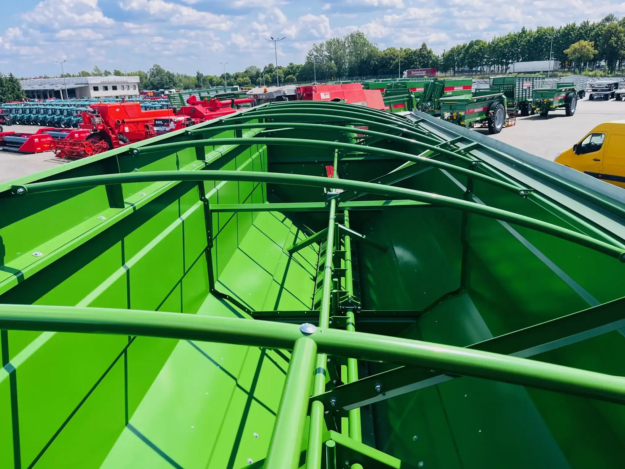 Przyczepa-przeladowcza-przeladunkowa-bergmann-GTW-430-szybki-wyladunek-duza-pojemnosc-plac-firma-korbanek Przyczepa-przeladowcza-przeladunkowa-bergmann-GTW-430-szybki-wyladunek-duza-pojemnosc-plac-firma-korbanek