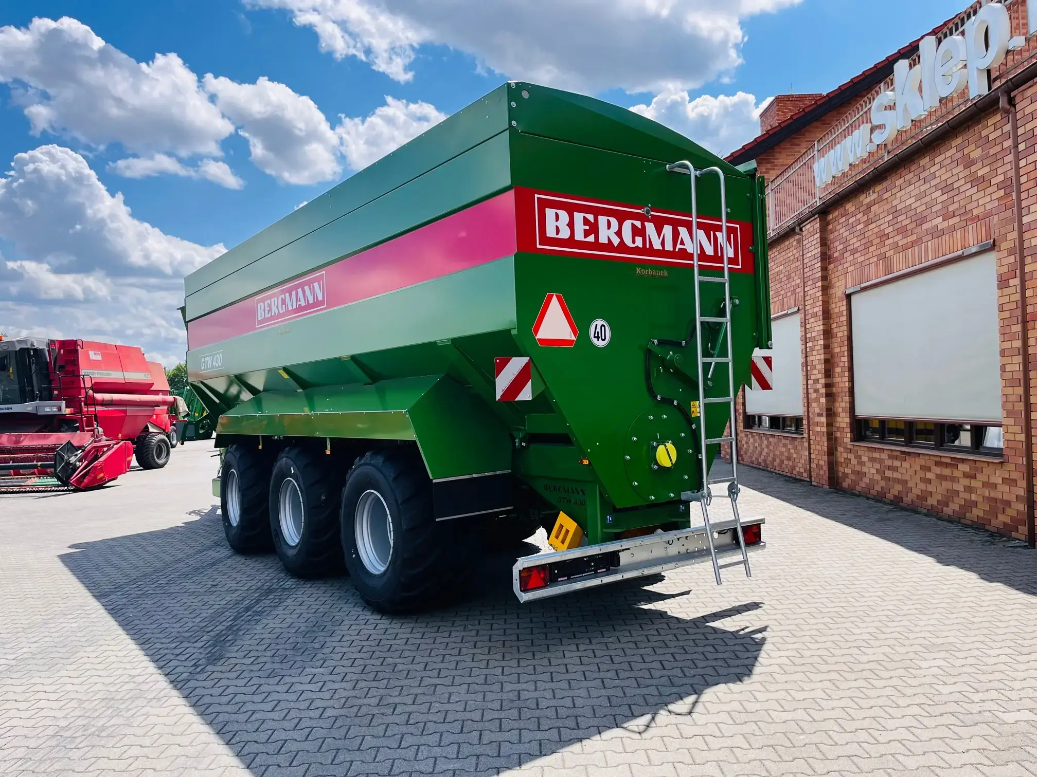 Przyczepa-przeladowcza-przeladunkowa-bergmann-GTW-430-szybki-wyladunek-duza-pojemnosc-plac-firma-korbanek Przyczepa-przeladowcza-przeladunkowa-bergmann-GTW-430-szybki-wyladunek-duza-pojemnosc-plac-firma-korbanek