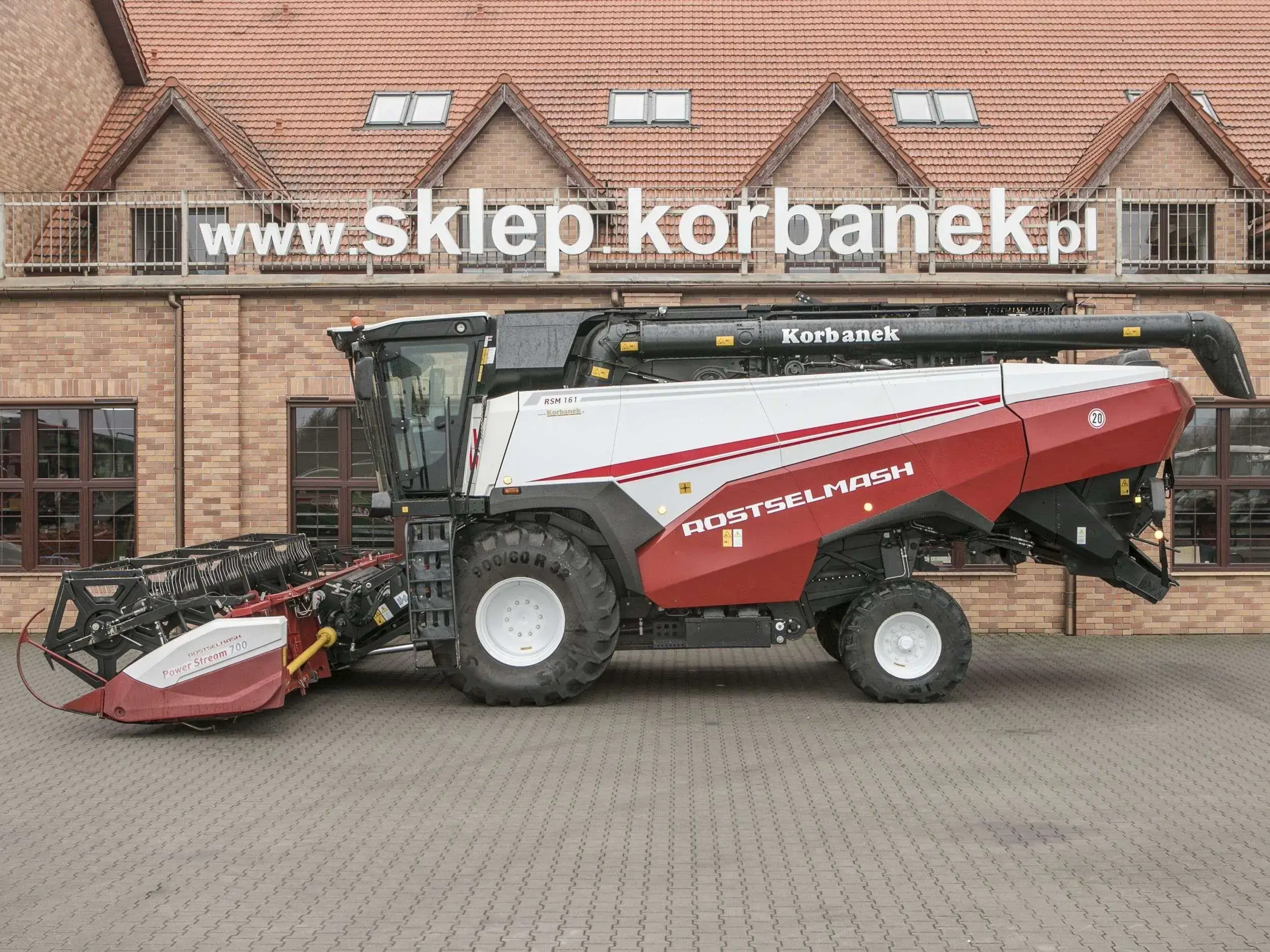Kombajn RSM 161 stojący na placu na korbanek.pl