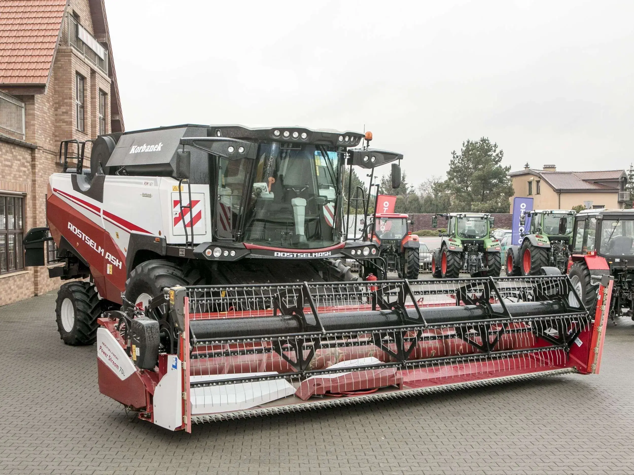 Rostselmash RSM 161 zdjęcie kombajnu zbożowego z widocznym stołem do rzepaku kombajn zbożowy Rostselmash RSM 161 heder www.korbanek.pl