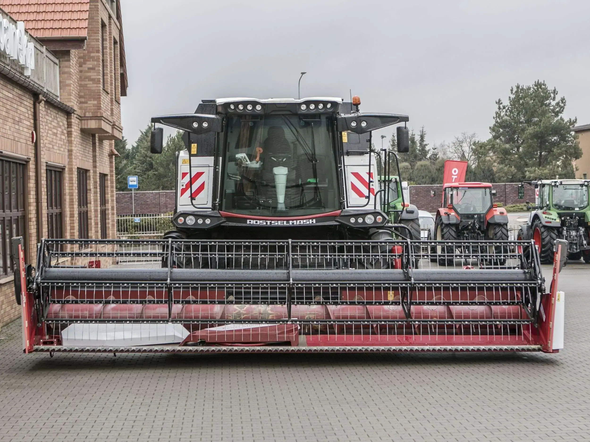 Rostselmash RSM 161 zdjęcie hederu i kombajnu z przodu Kombajn RSM 161 od przodu