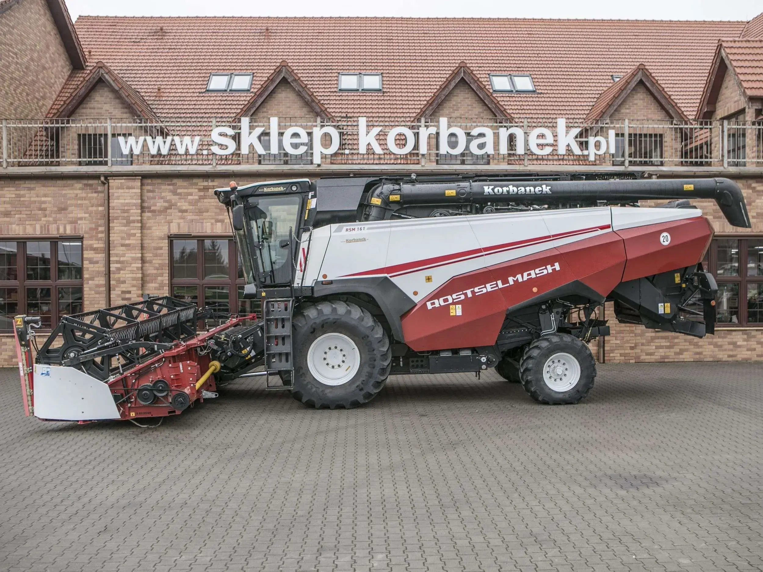 Kombajn zbożowy Rostselmash RSM 161 ze stołem do rzepaku widok z boku Kombajn zbożowy Rostselmash RSM heder7 m ze stołem do rzepakuna korbanek.pl