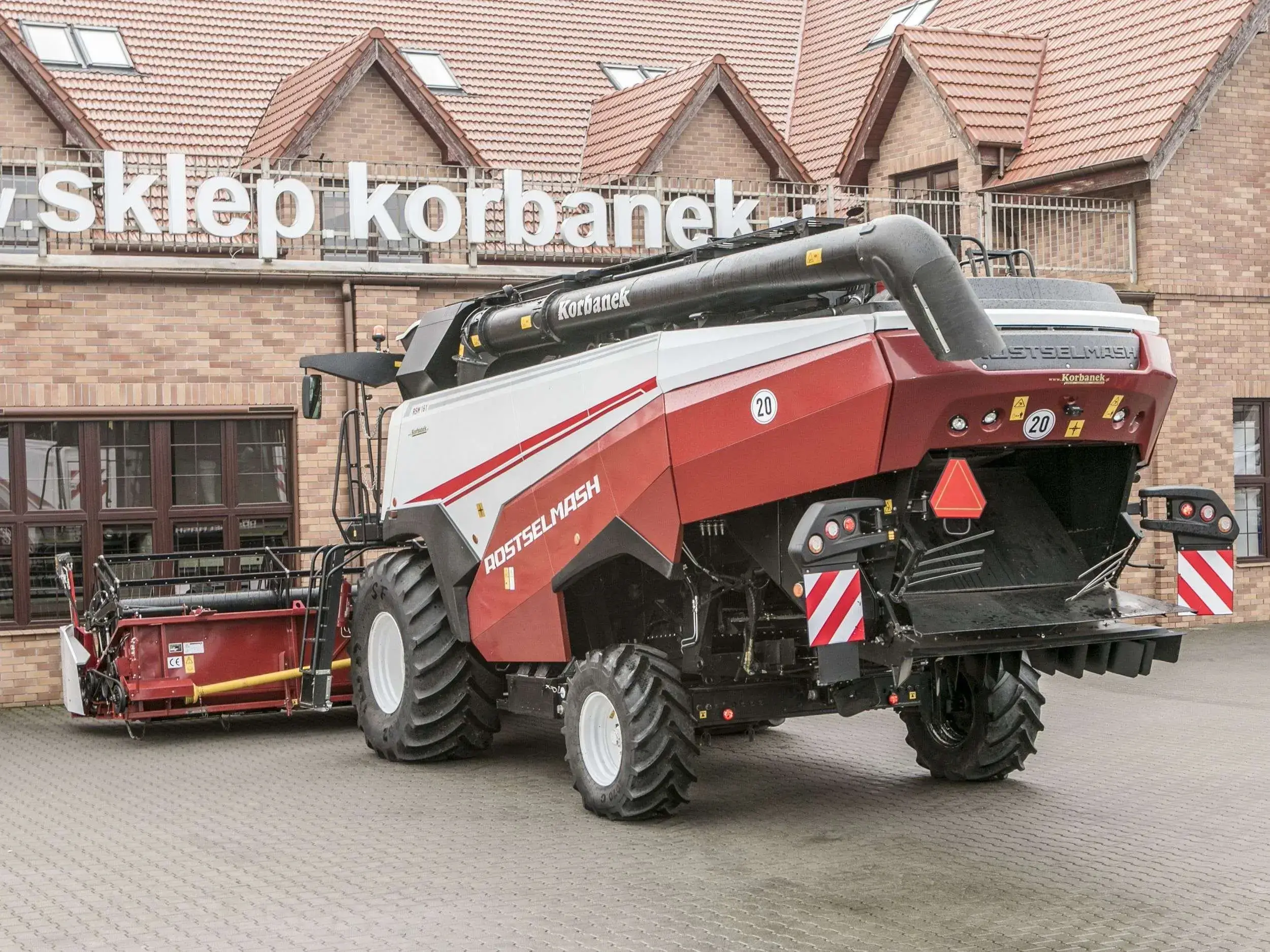Kombajn zbożowy Rostselmash RSM 161 widok z boku na tle sklepu Kombajn zbożowy Rostselmash RSM 161 silnik cummins 380 KM promocja korbanek.pl