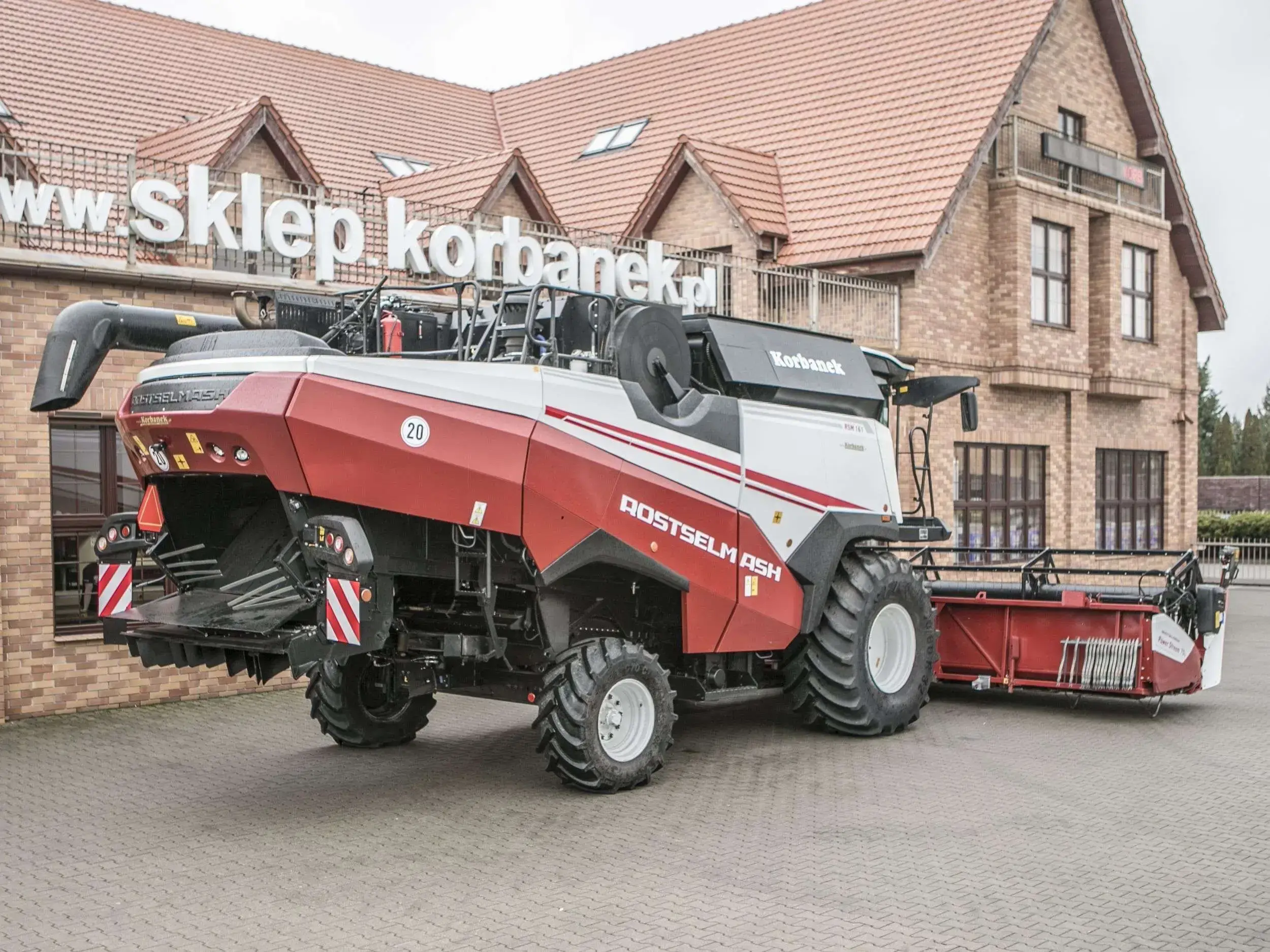 Kombajn zbożowy Rostselmash RSM 161 widok z prawego boku na tle sklepu Kombajn zbożowy Rostselmash RSM 161 z hederem 7 m oferta korbanek.pl