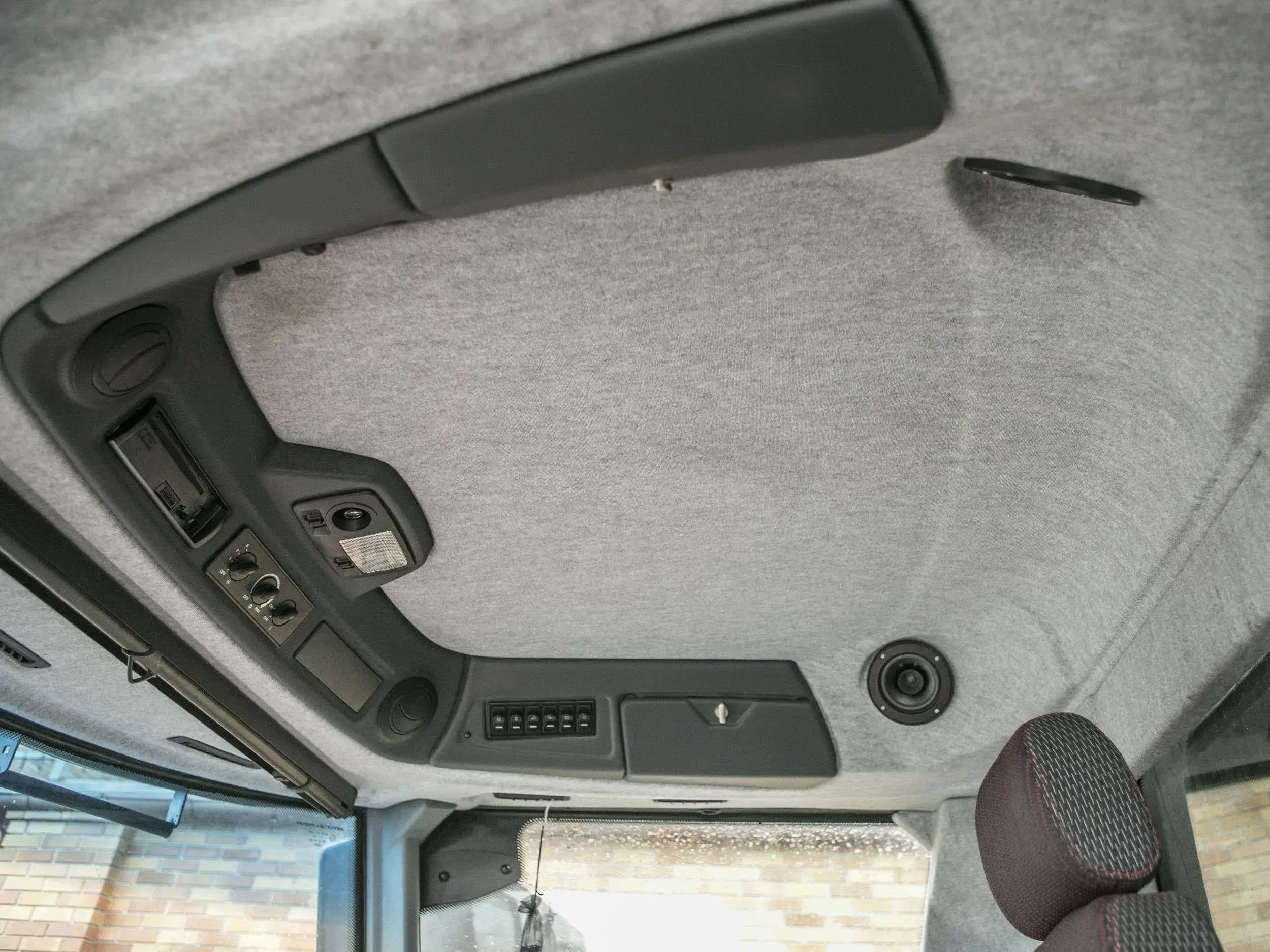 Kombajn zbożowy Rostselmash RSM 161 podsufitka ze sterowaniem Kombajn zbożowy Rostselmash RSM 161 przestronna kabina Luxory cab oferta korbanek.pl