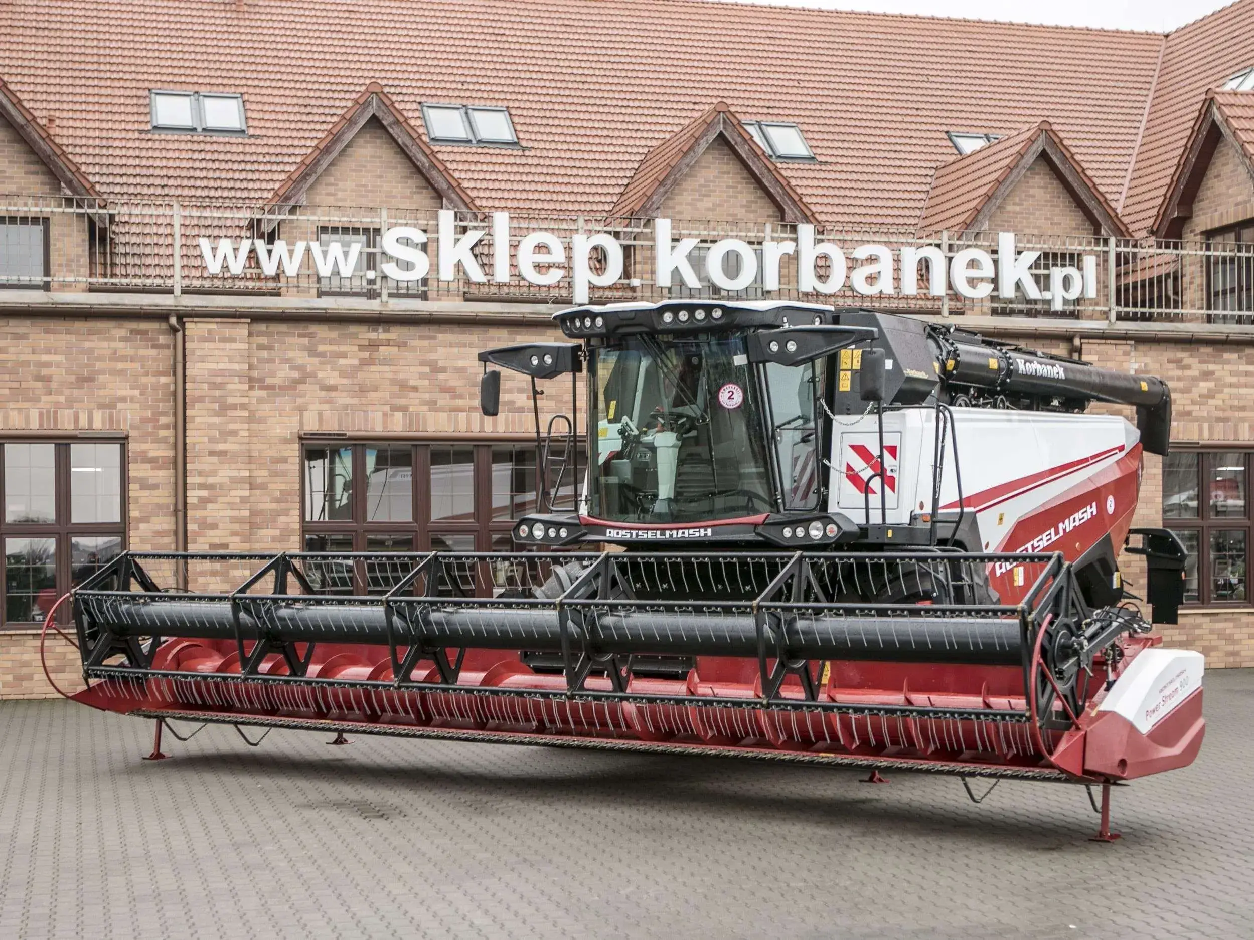 Kombajn zbożowy Rostselmash RSM 161widok z hederem 7 m kombajn zbożowy Rostselmash RSM 161 www.korbanek.pl
