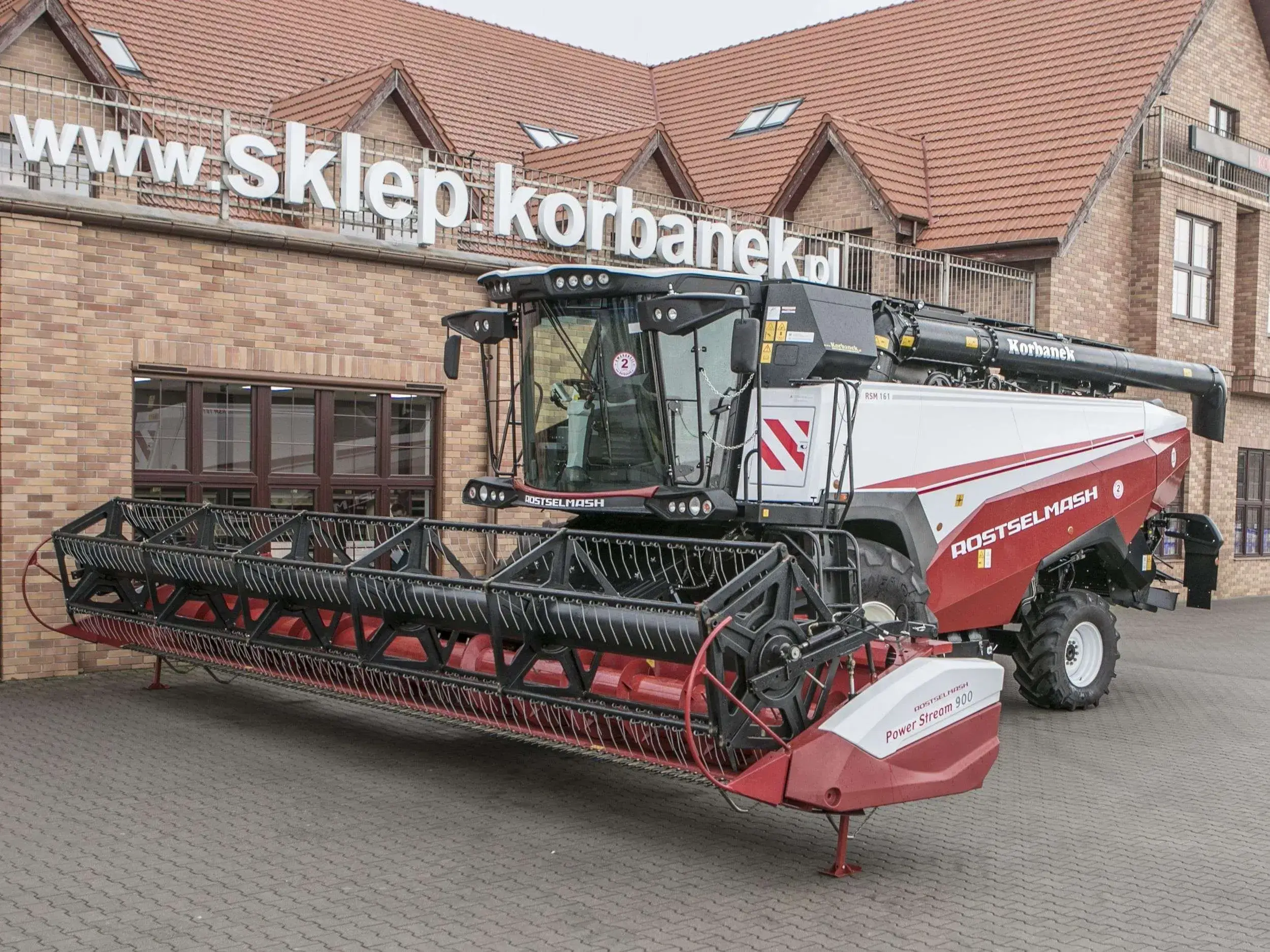 Kombajn zbożowy Rostselmash RSM 161 lewy profil z hederem Kombajn zbożowy Rostselmash RSM 161 moc 380 km na korbanek.pl