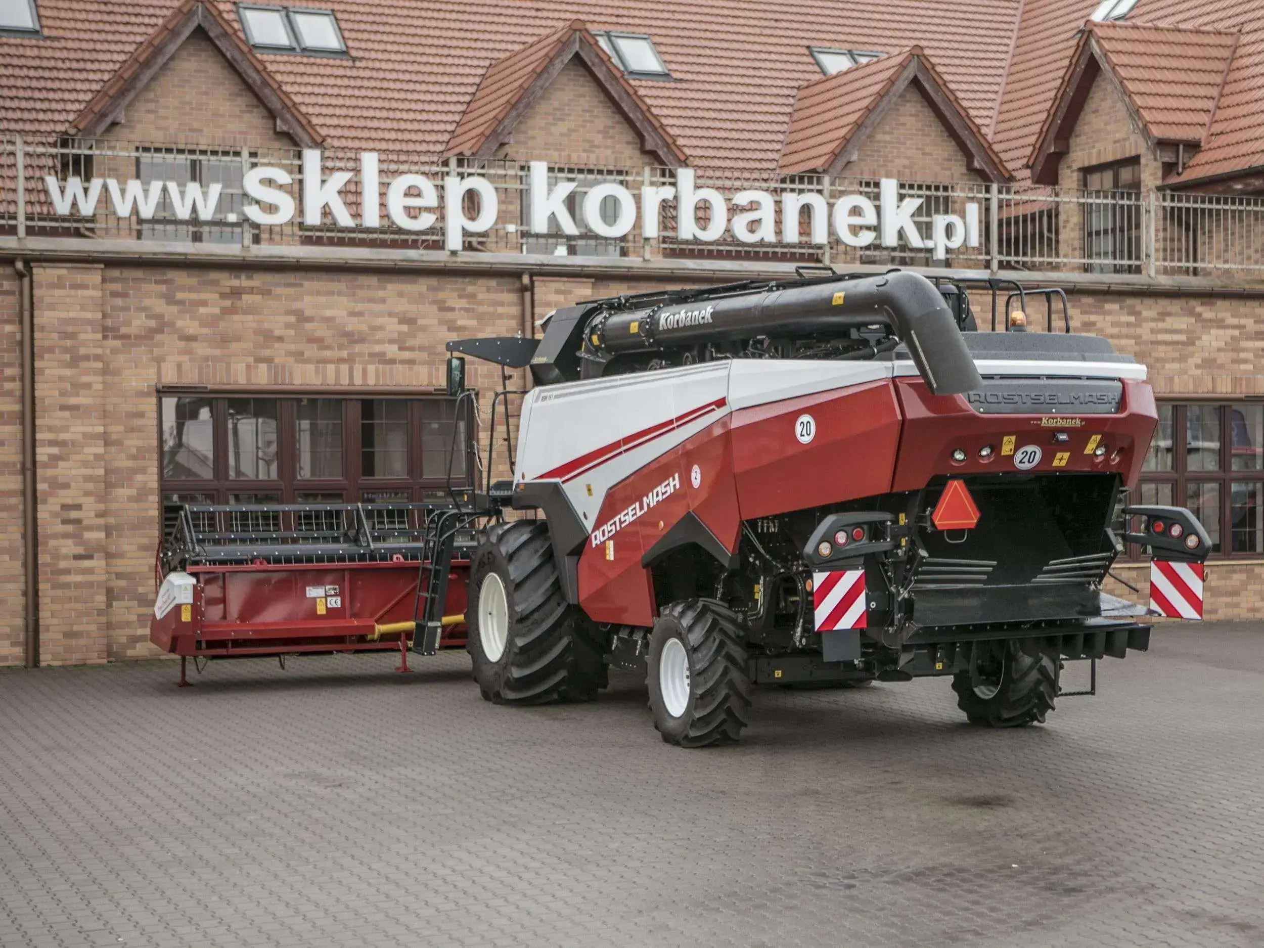 Kombajn zbożowy Rostselmash RSM 161 widok z tynego profilu z hederem 7 m Kombajn zbożowy Rostselmash RSM 161 ogumienie 1050 oferta korbanek.pl