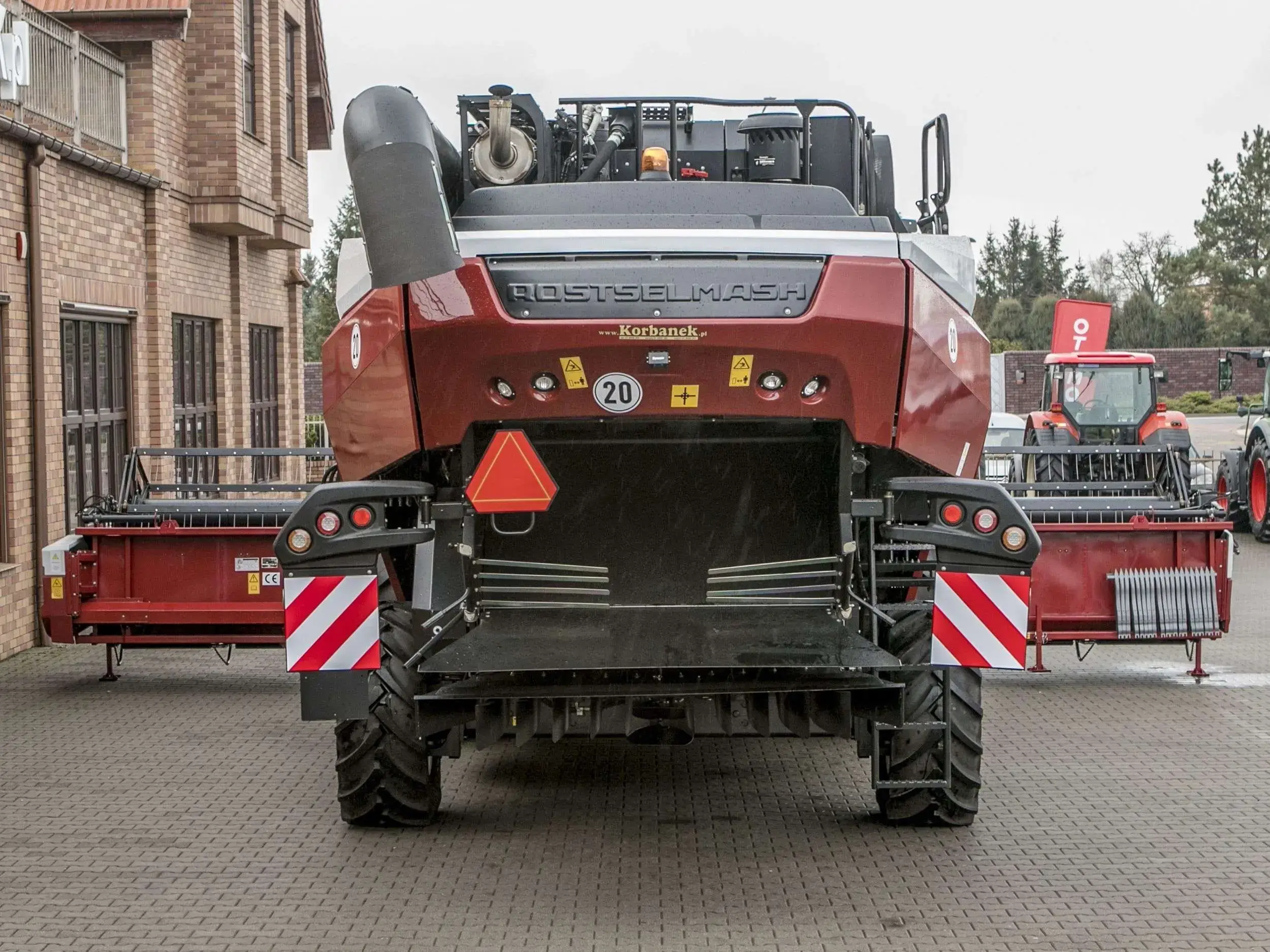 Kombajn RSM 161 widok z tyłu z hederem 7m Kombajn zbożowy Rostselmash RSM 161 napęd na tylną oś promocja korbanek.pl