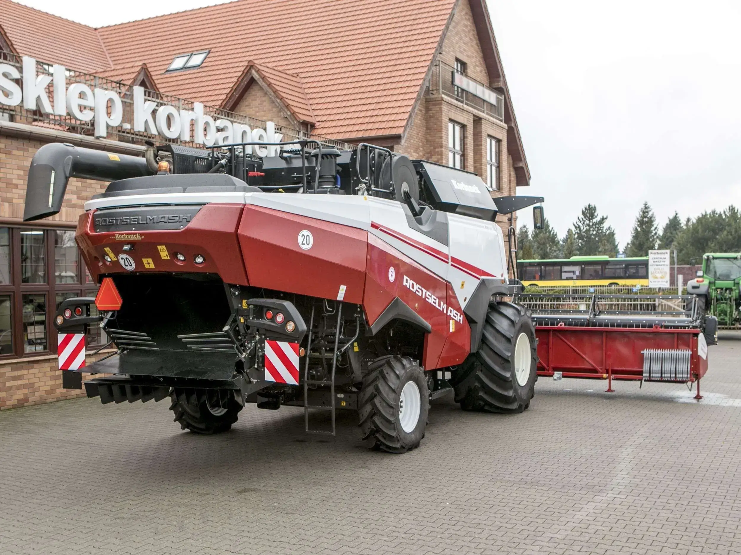 Kombajn zbożowy Rostselmash RSM 161 widok z boku i z tyłu Kombajn zbożowy Rostselmash RSM 161 heder 7 metrów promocja korbanek.pl