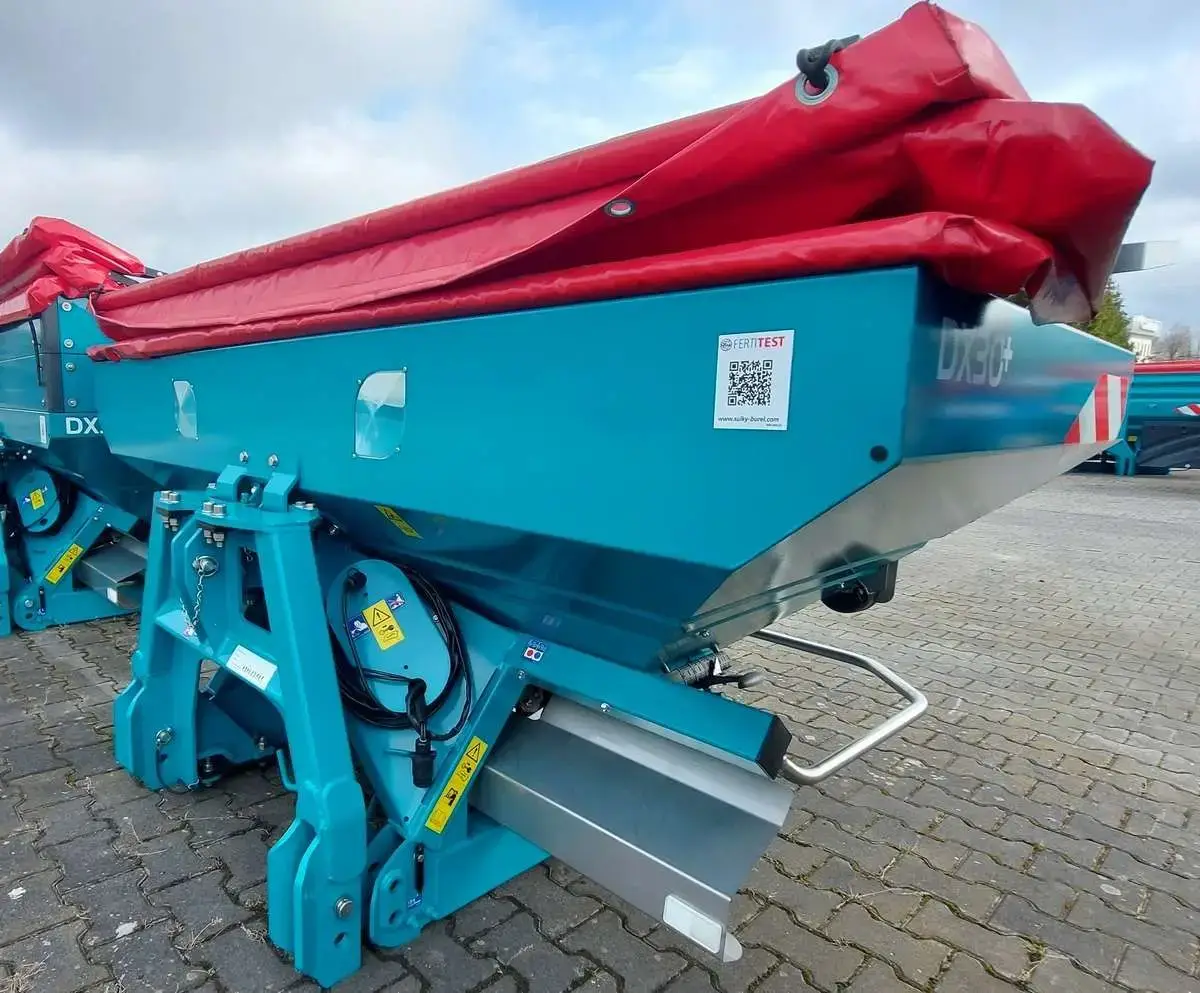 Tył i bok rozsiewacza nawozów SULKY, plandeka złożona Tył i bok rozsiewacza nawozów SULKY