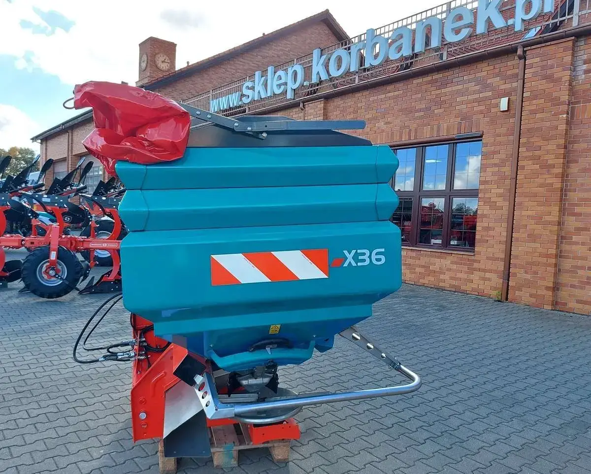 Rozsiewacz używany 3100 litrów rozsiew do 36 m Rozsiewacz używany 3100 litrów