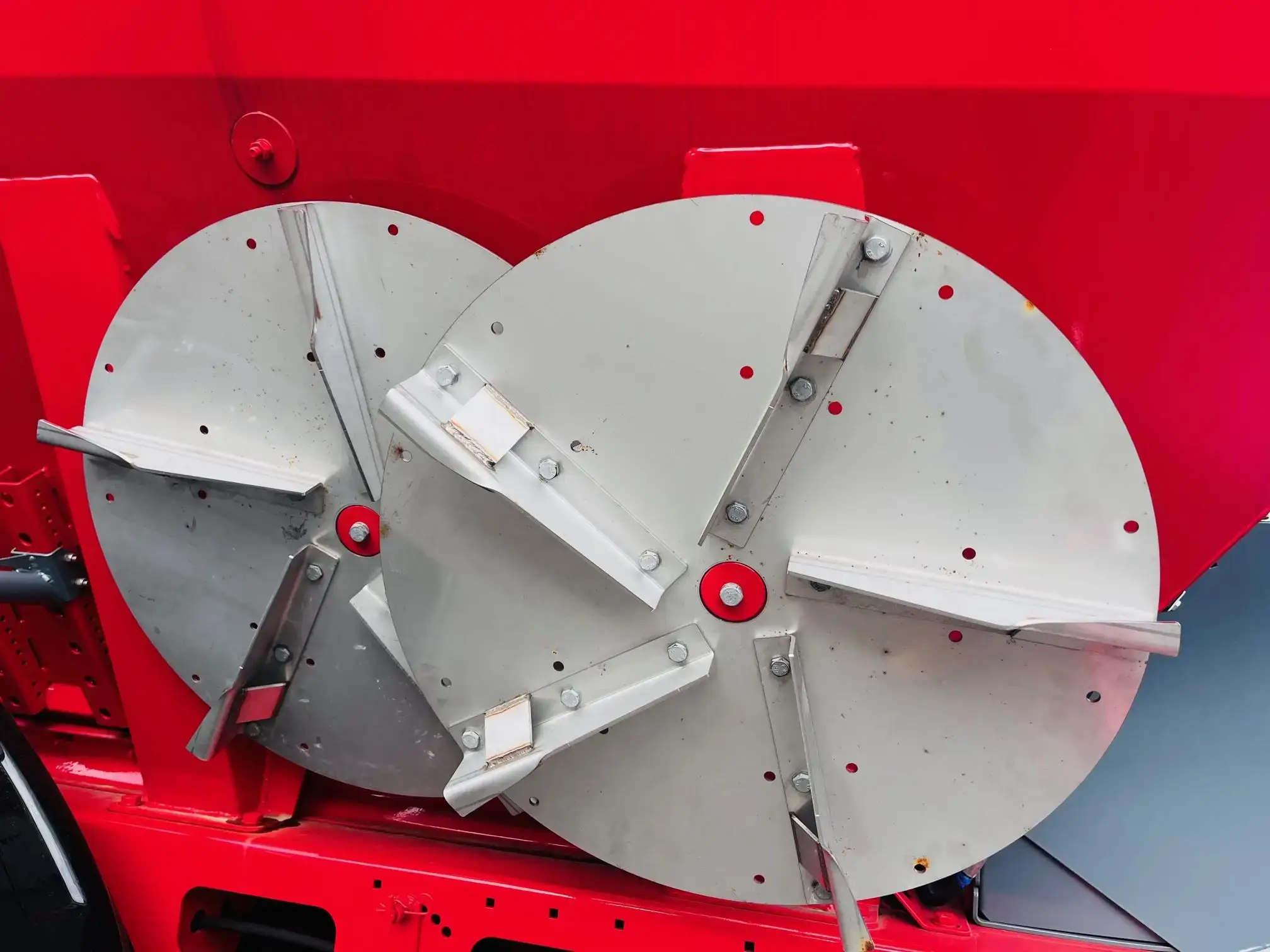 Rozsiewacz do nawozu i wapna przyczepiany Unia Group RCW 85 H Plac Korbanek Rozsiewacz do nawozu i wapna przyczepiany Unia Group RCW 85 H Plac Korbanek