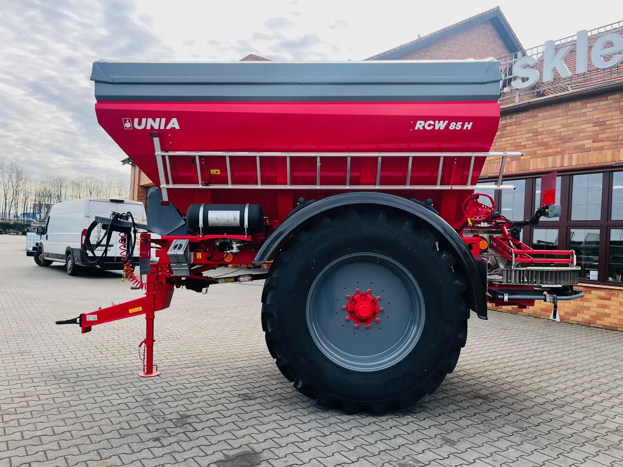 Rozsiewacz do nawozu i wapna przyczepiany Unia Group RCW 85 H Plac Korbanek Rozsiewacz do nawozu i wapna przyczepiany Unia Group RCW 85 H Plac Korbanek