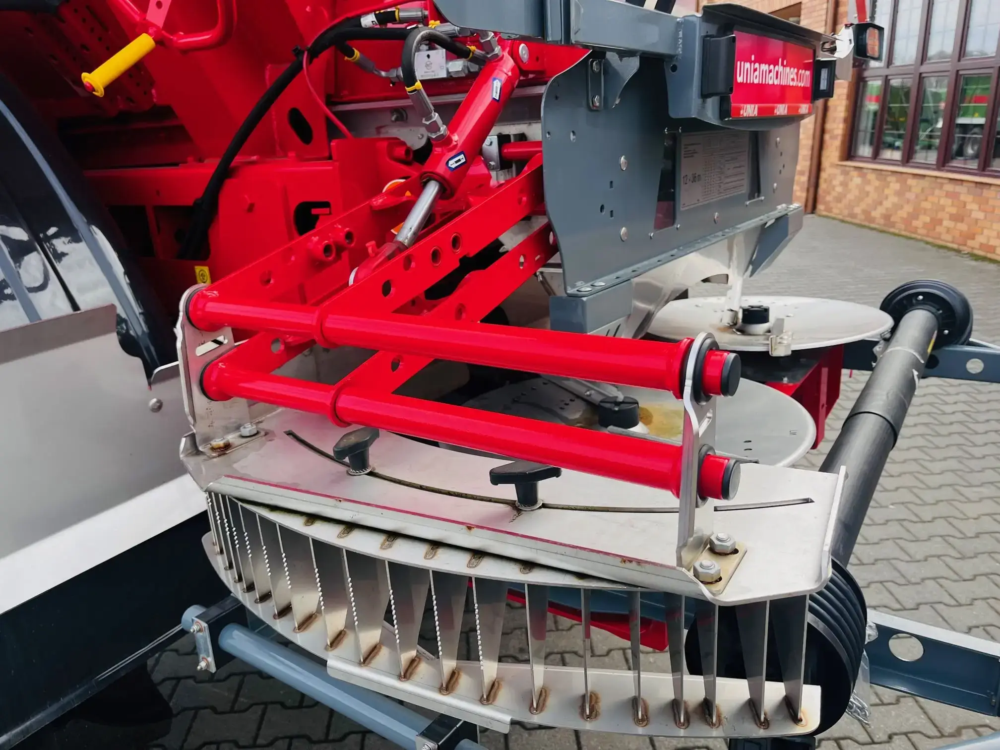 Rozsiewacz do nawozu i wapna przyczepiany Unia Group RCW 85 H Plac Korbanek Rozsiewacz do nawozu i wapna przyczepiany Unia Group RCW 85 H Plac Korbanek