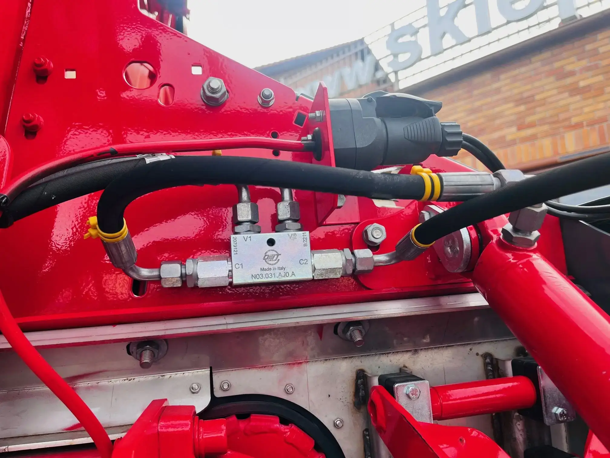 Rozsiewacz do nawozu i wapna przyczepiany Unia Group RCW 85 H Plac Korbanek Rozsiewacz do nawozu i wapna przyczepiany Unia Group RCW 85 H Plac Korbanek