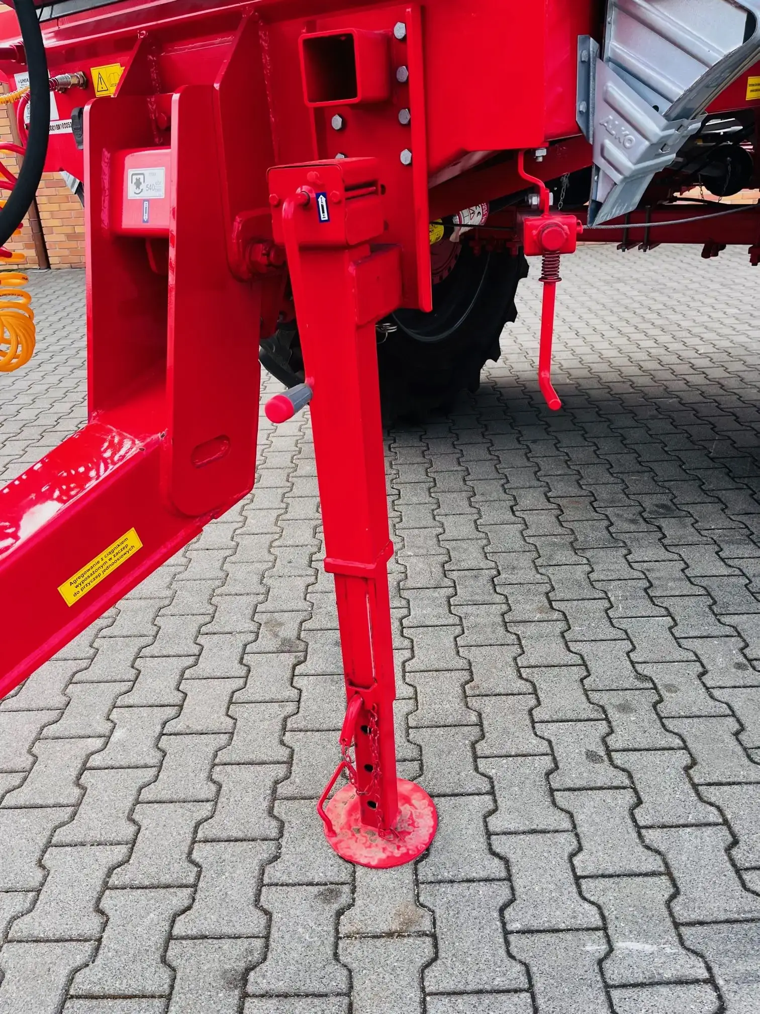 Rozsiewacz do nawozu i wapna przyczepiany Unia Group RCW 85 H Plac Korbanek Rozsiewacz do nawozu i wapna przyczepiany Unia Group RCW 85 H Plac Korbanek