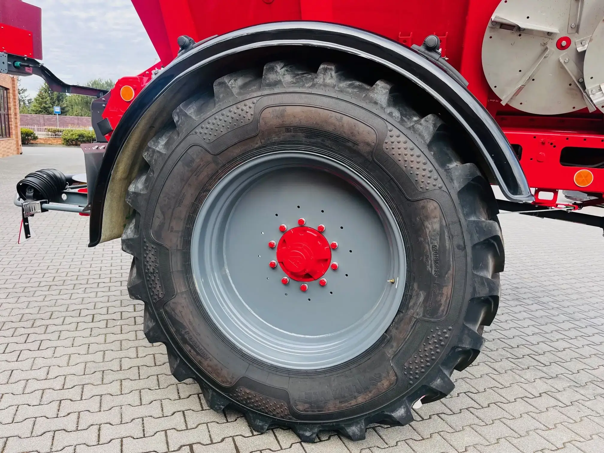 Rozsiewacz do nawozu i wapna przyczepiany Unia Group RCW 85 H Plac Korbanek Rozsiewacz do nawozu i wapna przyczepiany Unia Group RCW 85 H Plac Korbanek