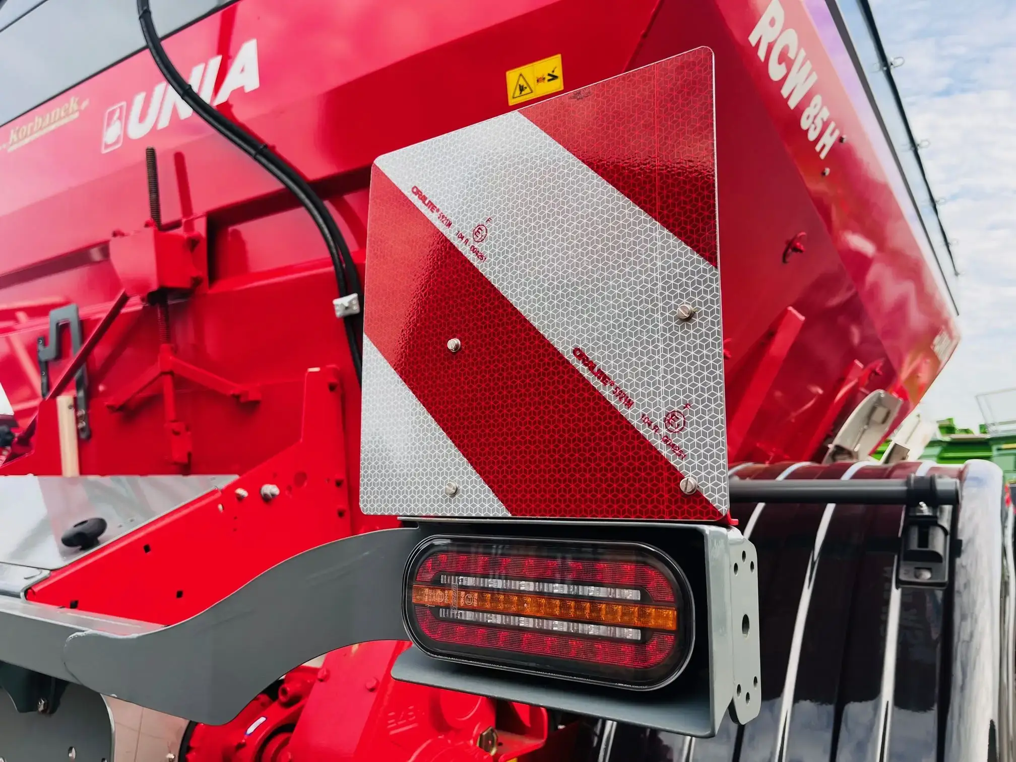 Rozsiewacz do nawozu i wapna przyczepiany Unia Group RCW 85 H Plac Korbanek Rozsiewacz do nawozu i wapna przyczepiany Unia Group RCW 85 H Plac Korbanek