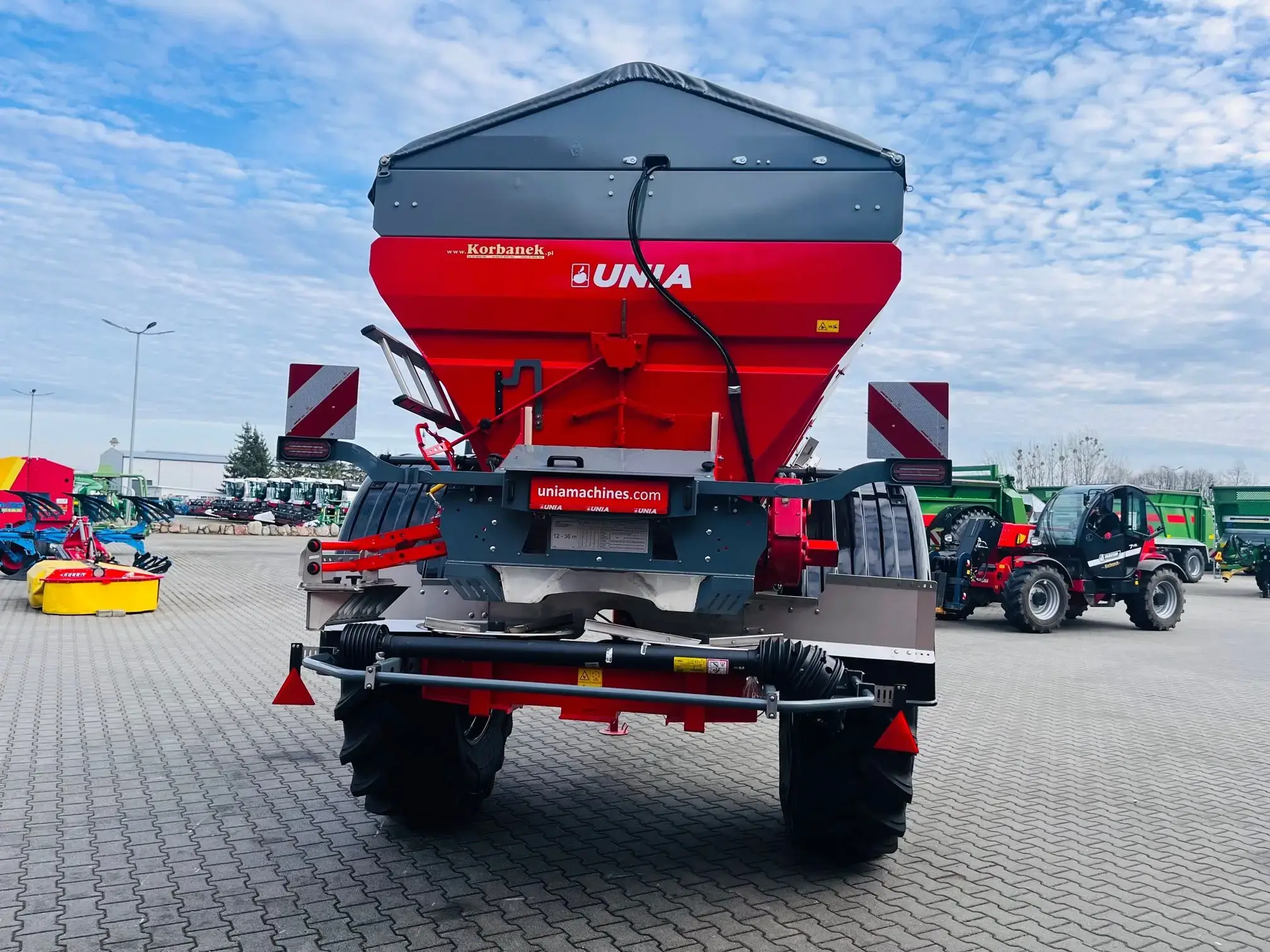Rozsiewacz do nawozu i wapna przyczepiany Unia Group RCW 85 H Plac Korbanek Rozsiewacz do nawozu i wapna przyczepiany Unia Group RCW 85 H Plac Korbanek