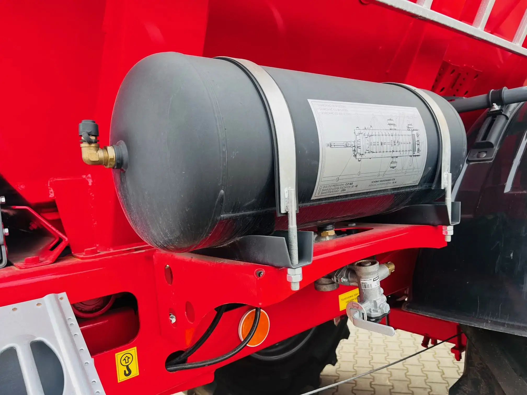 Rozsiewacz do nawozu i wapna przyczepiany Unia Group RCW 85 H Plac Korbanek Rozsiewacz do nawozu i wapna przyczepiany Unia Group RCW 85 H Plac Korbanek