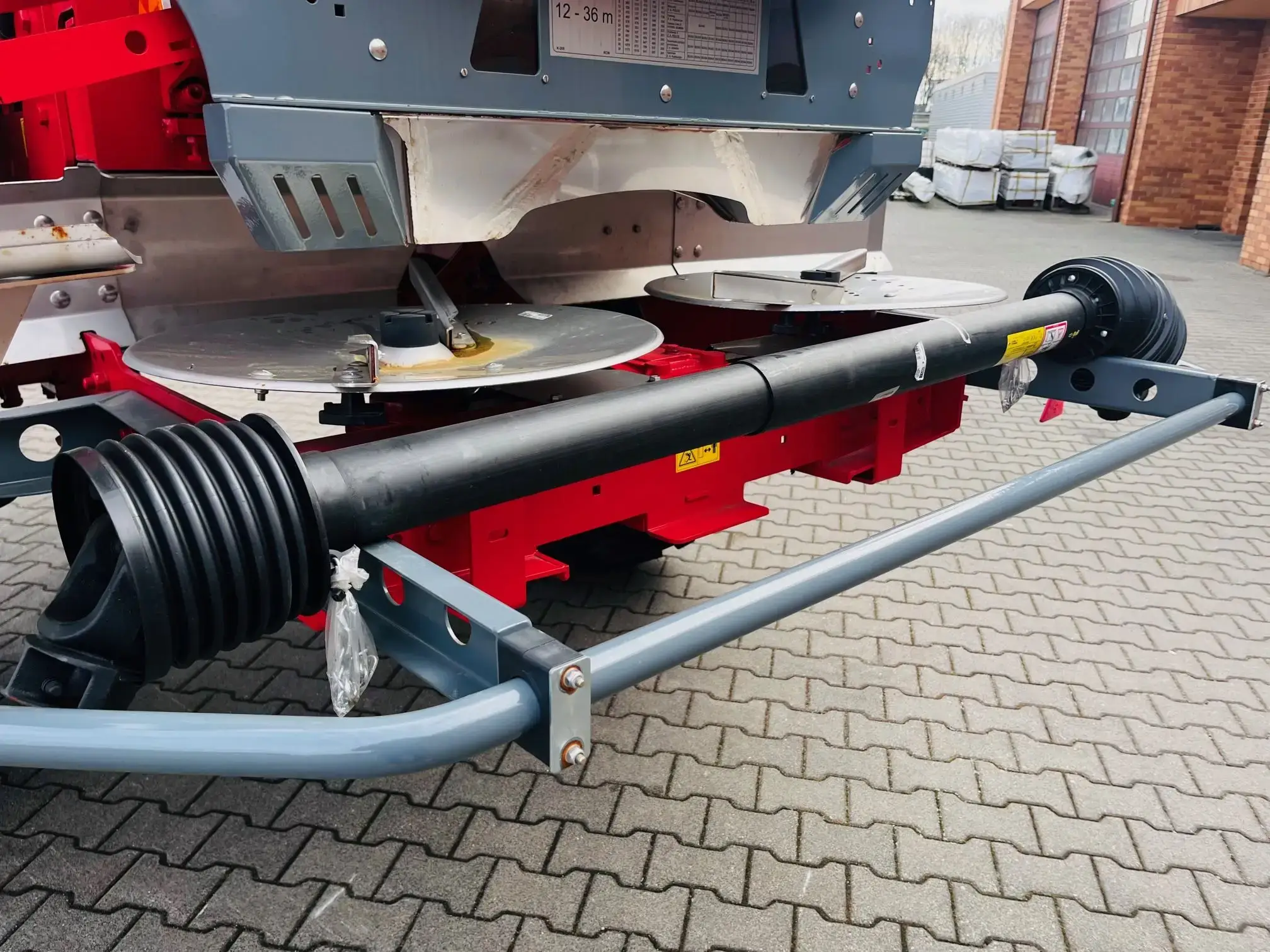 Rozsiewacz do nawozu i wapna przyczepiany Unia Group RCW 85 H Plac Korbanek Rozsiewacz do nawozu i wapna przyczepiany Unia Group RCW 85 H Plac Korbanek