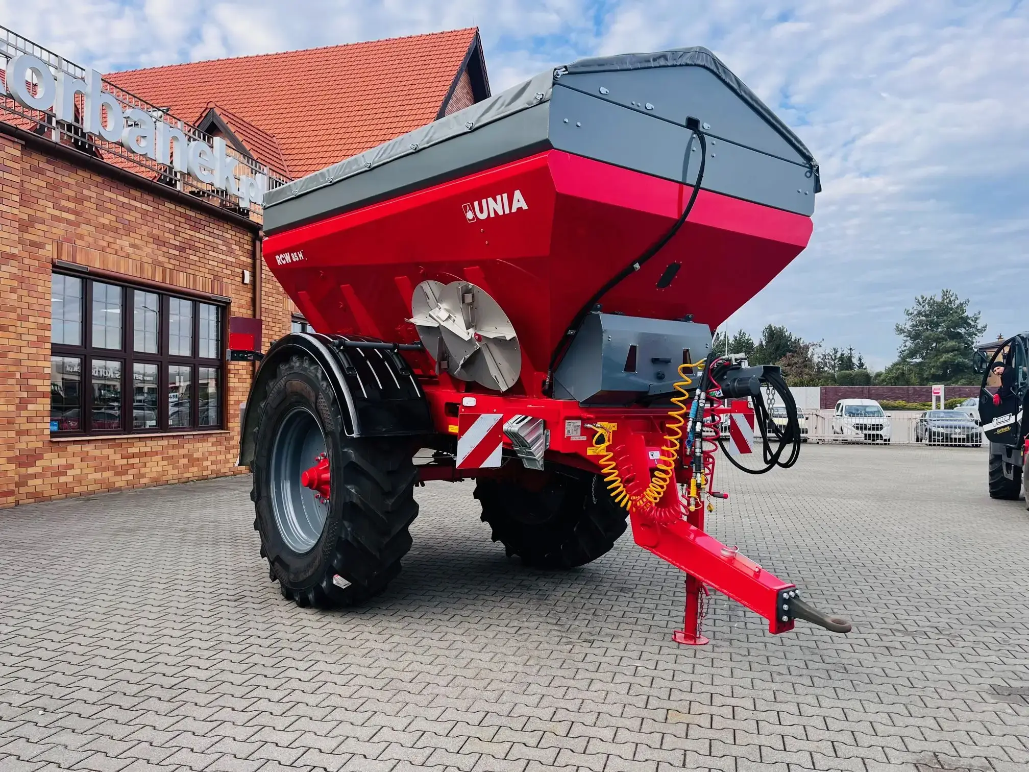 Rozsiewacz do nawozu i wapna przyczepiany Unia Group RCW 85 H Plac Korbanek Rozsiewacz do nawozu i wapna przyczepiany Unia Group RCW 85 H Plac Korbanek