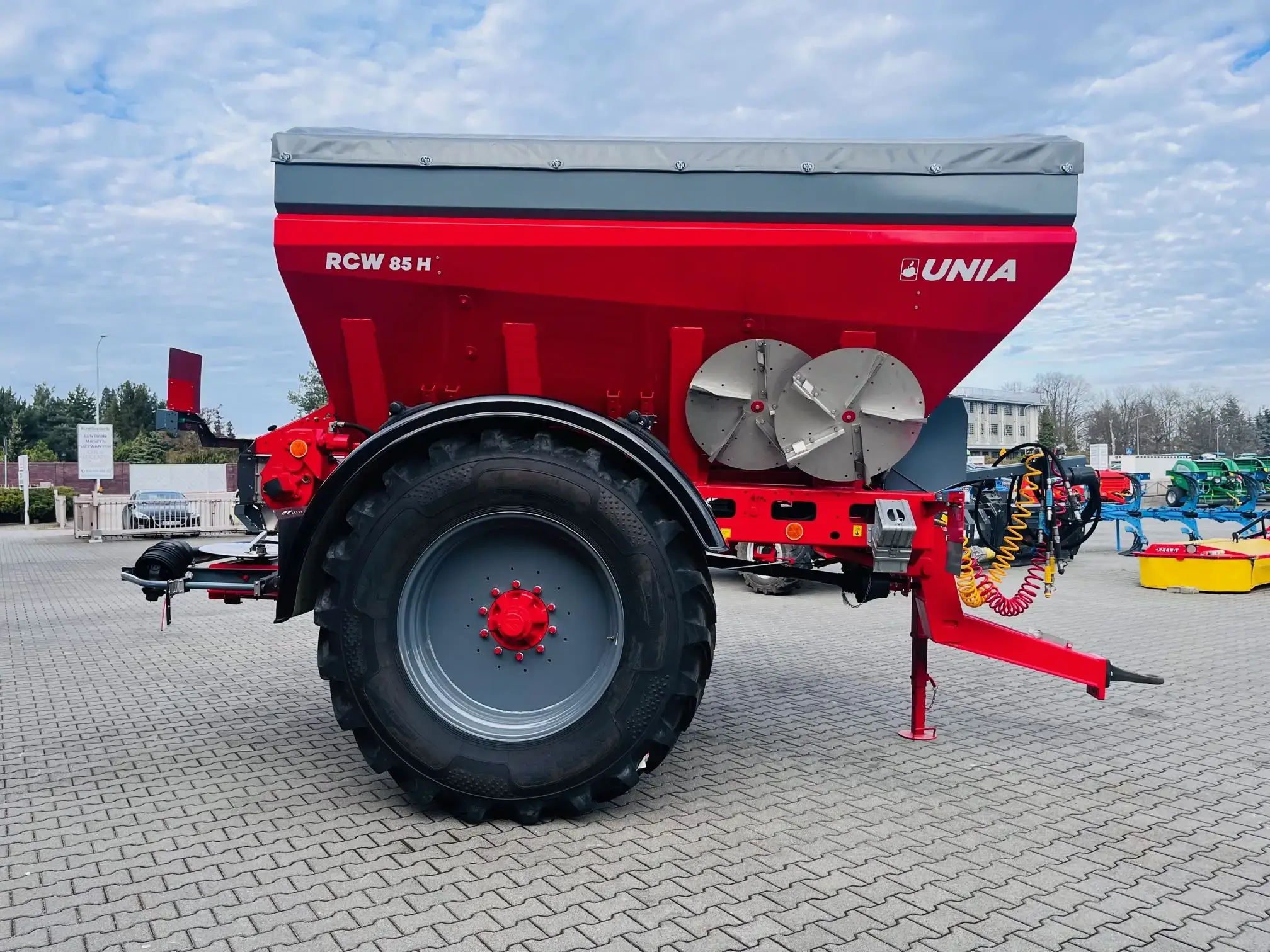 Rozsiewacz do nawozu i wapna przyczepiany Unia Group RCW 85 H Plac Korbanek Rozsiewacz do nawozu i wapna przyczepiany Unia Group RCW 85 H Plac Korbanek