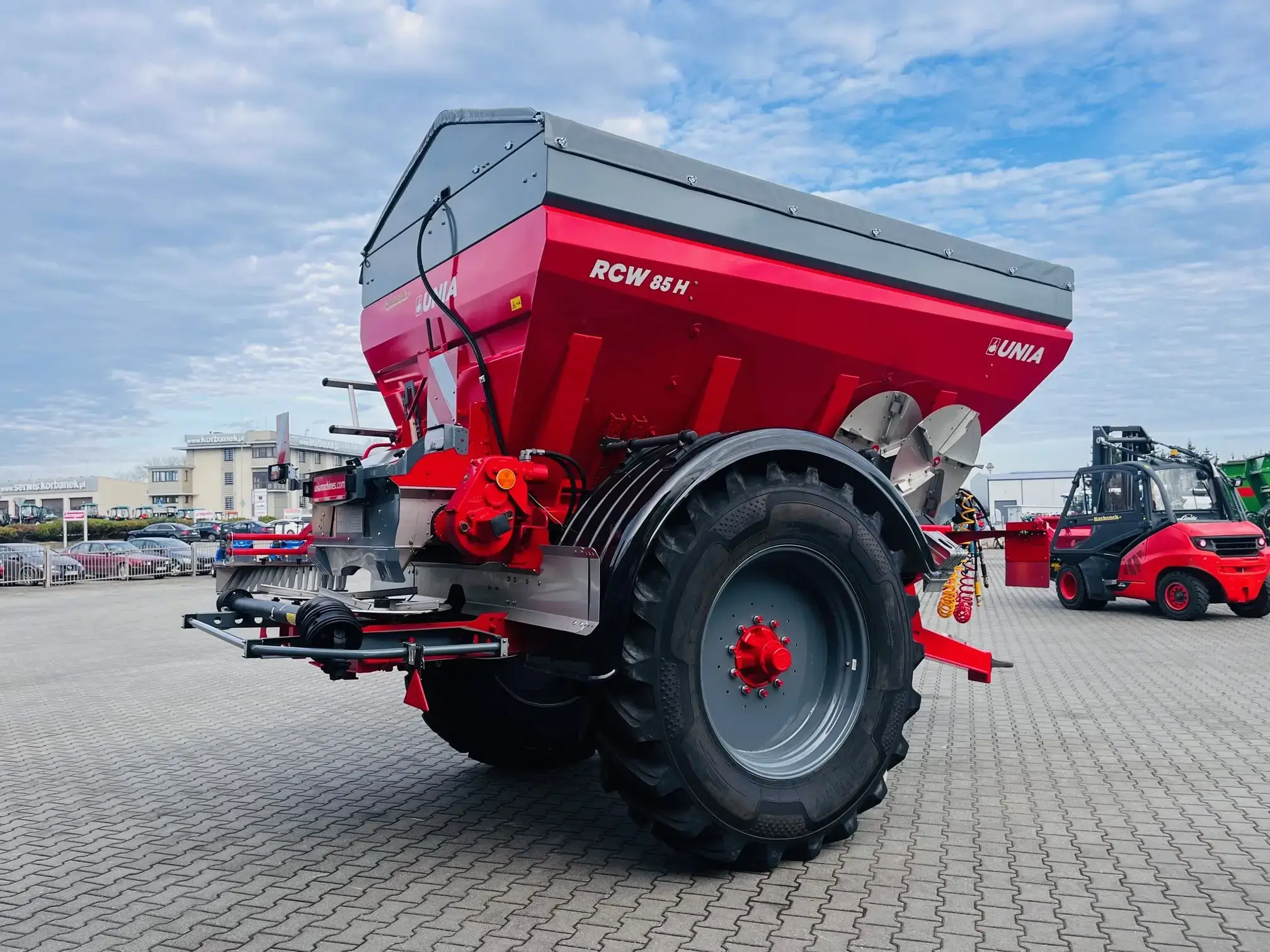 Rozsiewacz do nawozu i wapna przyczepiany Unia Group RCW 85 H Plac Korbanek Rozsiewacz do nawozu i wapna przyczepiany Unia Group RCW 85 H Plac Korbanek