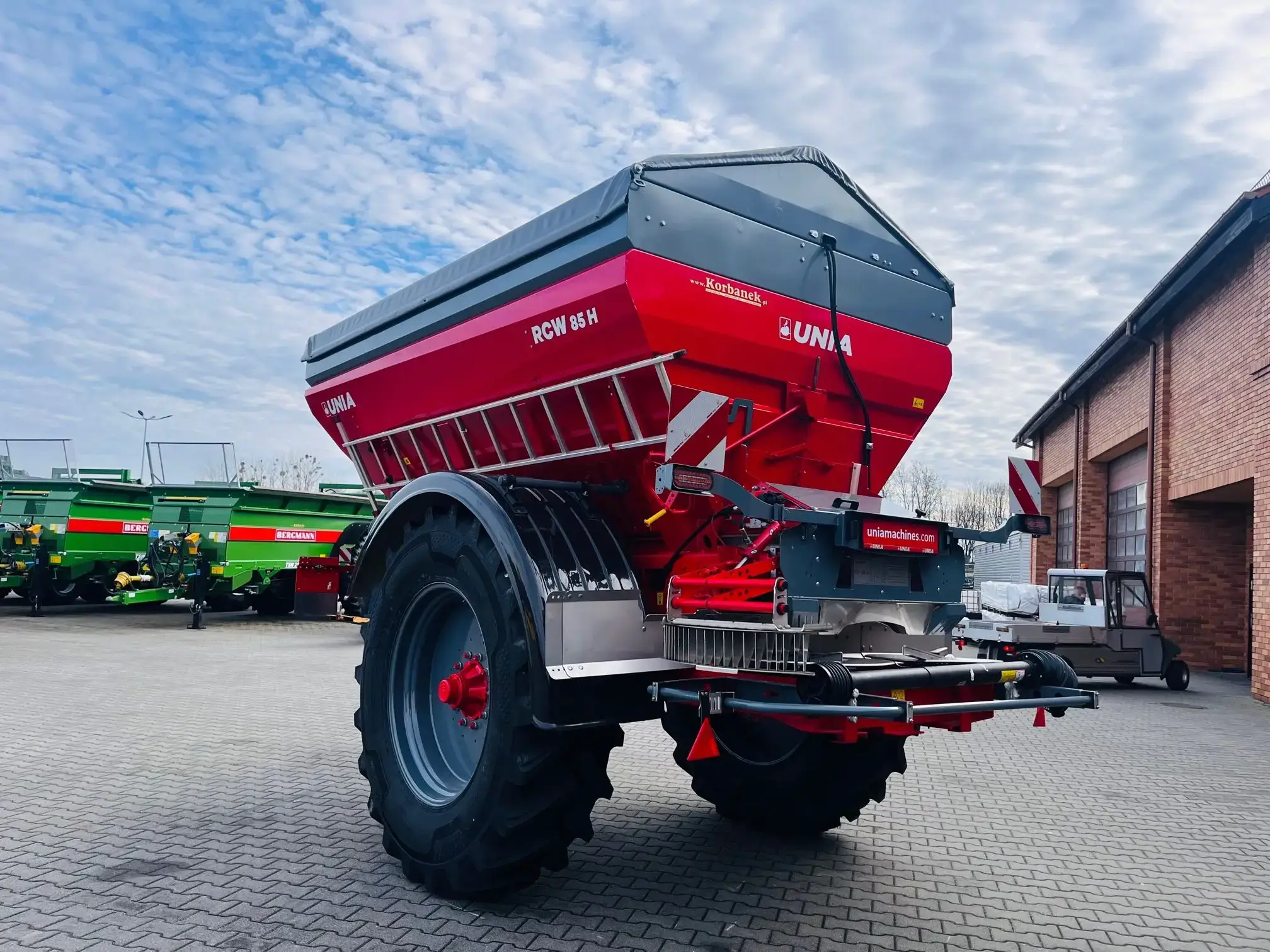 Rozsiewacz do nawozu i wapna przyczepiany Unia Group RCW 85 H Plac Korbanek Rozsiewacz do nawozu i wapna przyczepiany Unia Group RCW 85 H Plac Korbanek