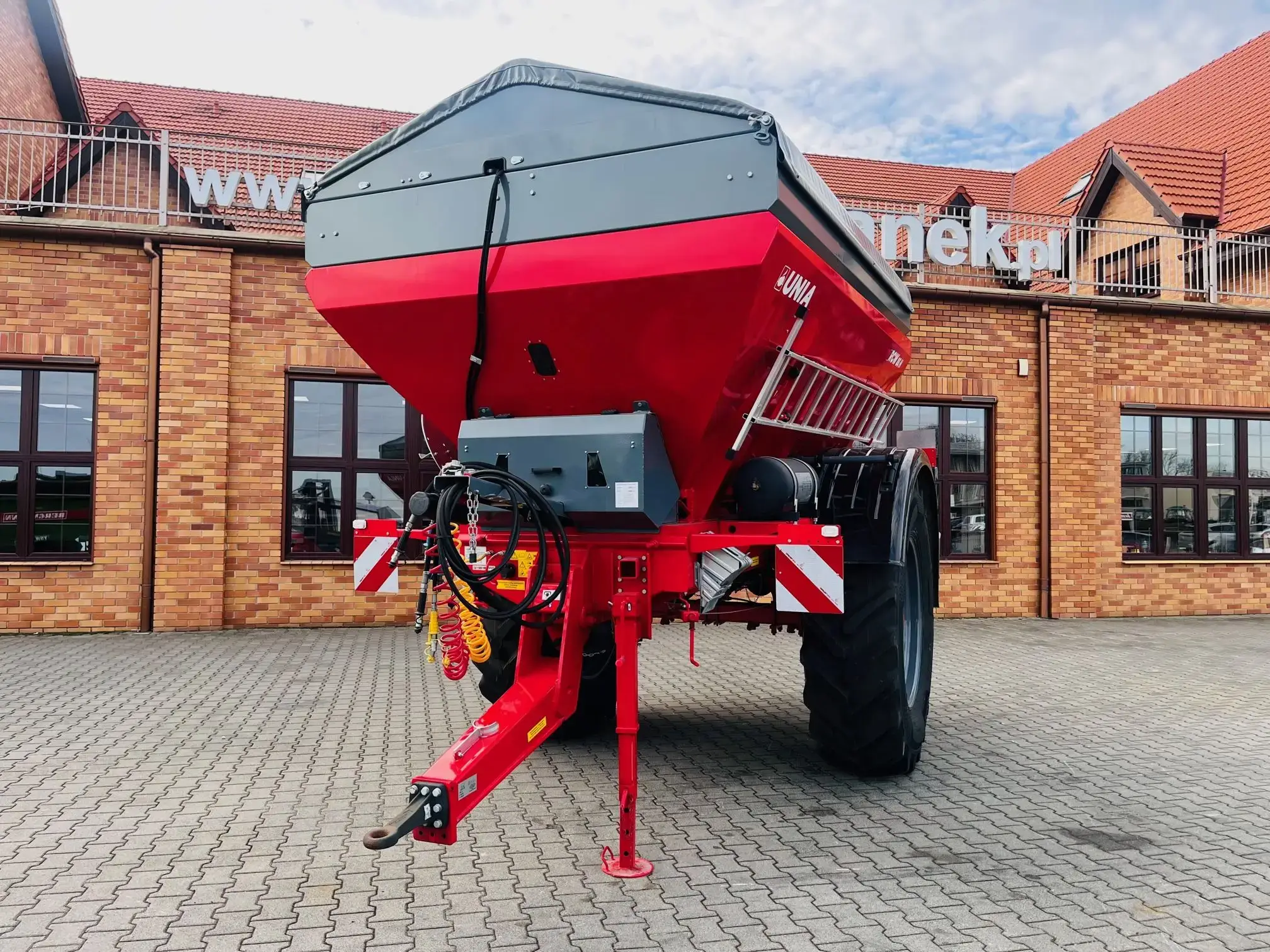 Rozsiewacz do nawozu i wapna przyczepiany Unia Group RCW 85 H Plac Korbanek Rozsiewacz do nawozu i wapna przyczepiany Unia Group RCW 85 H Plac Korbanek