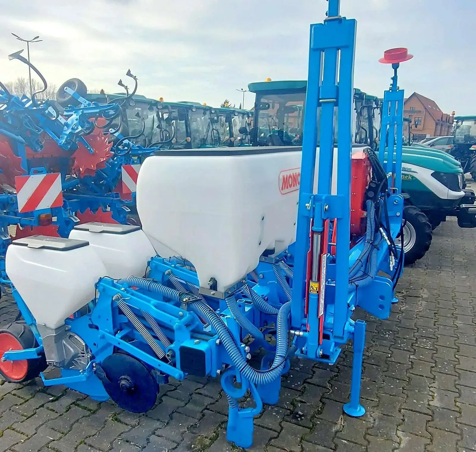 Siewnik punktowy widok z boku Siewnik do kukurydzy widok z boku