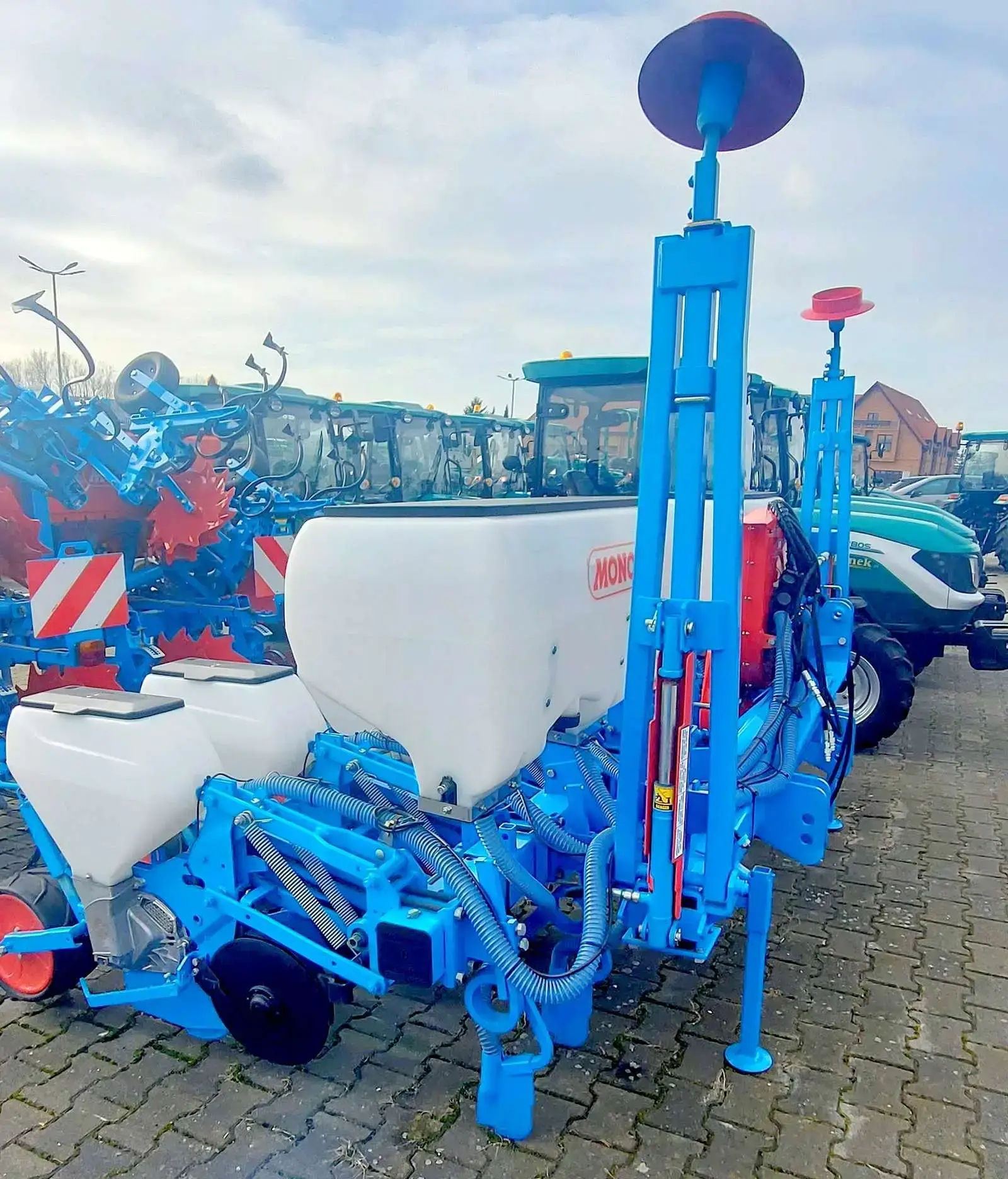 Znaczniki przejazdów, podsiewacz, układ zaczepowy siewnika Monosem NC Znaczniki przejazdów, podsiewacz, układ zaczepowy siewnika Monosem