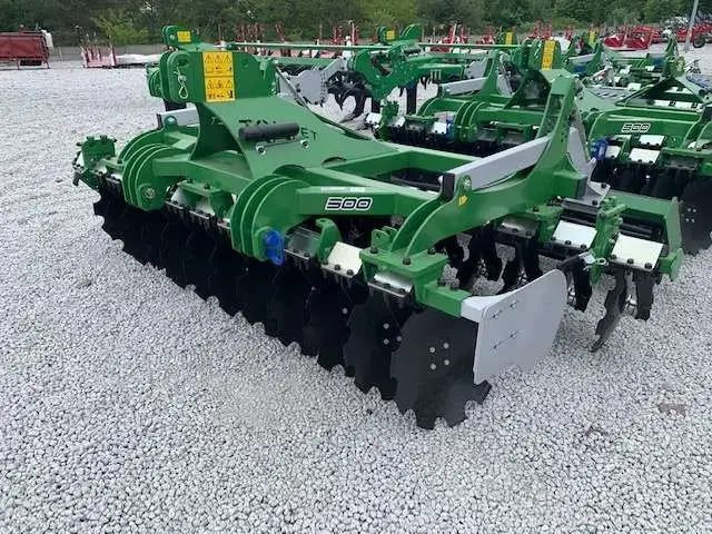 Brona talerzowa Tolmet Astat 300 wyposażony w dwa rzędy talerzy o średnicy 560 mm Brona talerzowa Tolmet Astat fabrycznie nowy o szerokości roboczej 3 m i wale rurowym