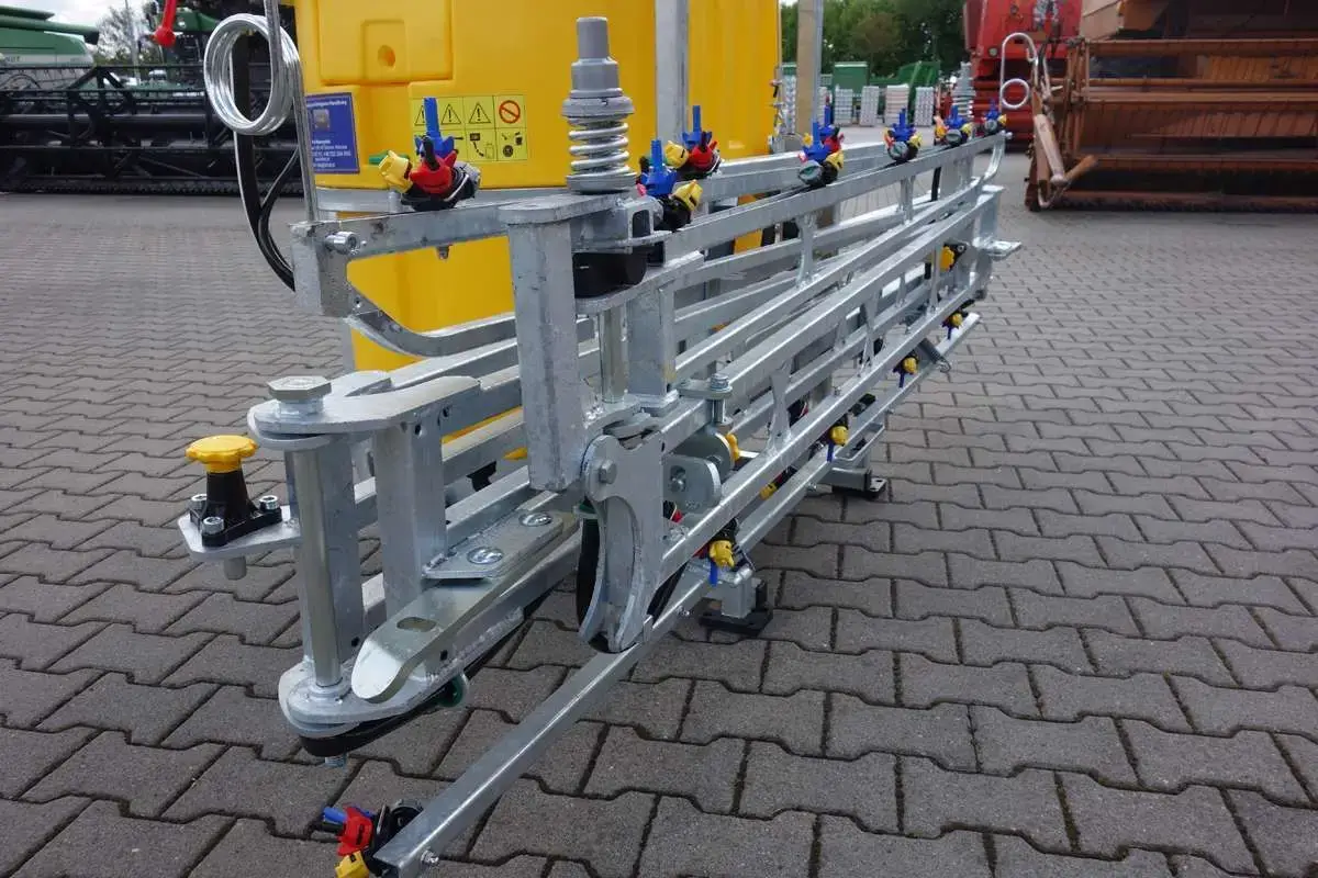 Opryskiwacz Tolmet Klara 412 widok z bliska na ocynkowaną belkę roboczą, która jest złożona Opryskiwacz Tolmet Klara 412 różne szerokości belek roboczych