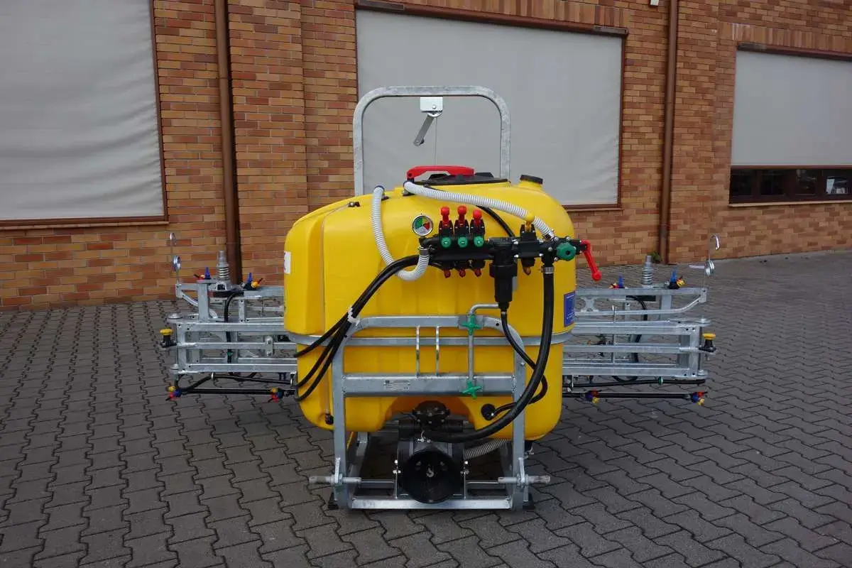 Opryskiwacz Tolmet Klara 412 widok na zaczep, pompę oraz sekcje robocze Opryskiwacz Tolmet Klara 412 różne modele zbuorniki 400, 600, 800, 1000, 1200 l