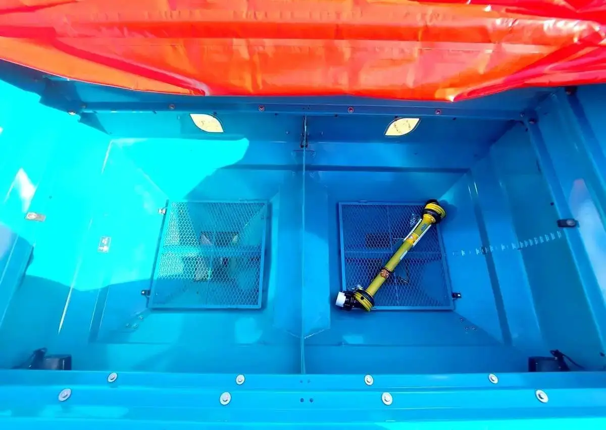 Wnętrze zbiornika, sita, wałek napędowy, plandeka Wnętrze zbiornika, sita, wałek napędowy