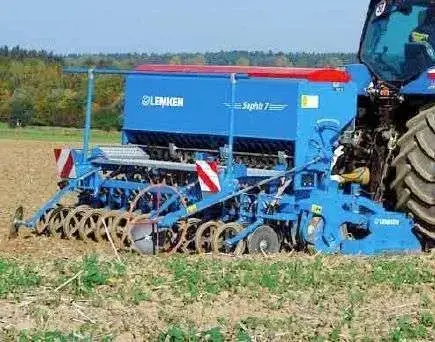 Niebieski siewnik do zboża firmy lemken podczas siewu zboża korbanek.pl