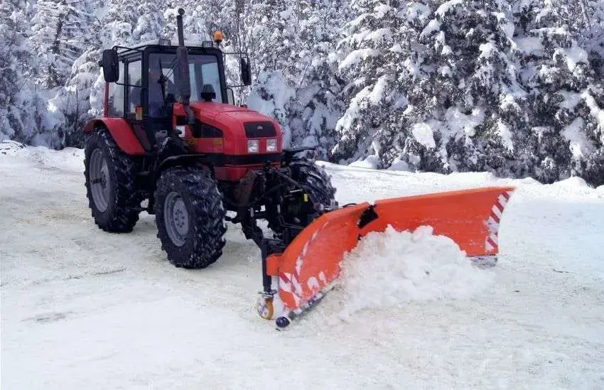 Spychacz Vtype Hydramet, zmontowany na ciągniku z oferty korbanek.pl.
