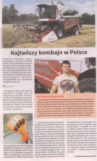 Kombajn Rostselmash podczas pracy w polu widok z lewej strony