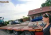 Młoda, zaradna gospodyni postanawiała sama zając się zakupem ciągnika. Bardzo cieszyła się z dostawy nowego nabytku, a wraz z nią zaskoczona rodzina