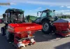Rozsiewacze PRIMO od Maschio Gaspardo stojące na placu firmy Korbanek