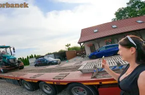 Młoda, zaradna gospodyni postanawiała sama zając się zakupem ciągnika. Bardzo cieszyła się z dostawy nowego nabytku, a wraz z nią zaskoczona rodzina