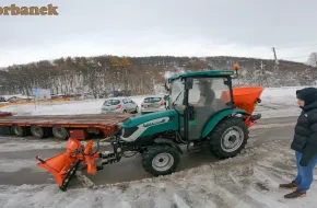 Pan Bartosz postanowił nieco rozszerzyć swoją działalność i zakupił ciągnik w zestawie komunalnym do odśnieżania