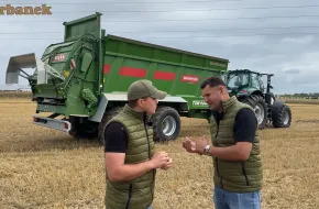 Aupax 7240 i Bergmann TSW 6240 S w trakcie rozrzucania wapna na polu