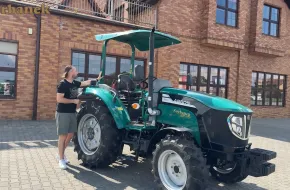 Arbos 3055 wersj platforma, gdzie najczęściej znajduje zastosowanie taki ciągnik, o mocy 50 KM Kolejny ciągnik z oferty Korbanek w wersji bez kabiny model 3055 od Arbos