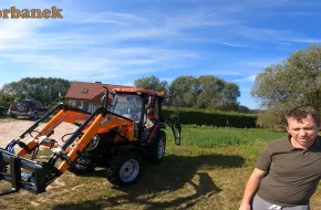 Pan Maciej kupił od firmy Korbanek pomarańczowy ciągnik Aupax 3055 - czy będzie go wykorzystywał do komunalki?