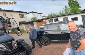 Pan Dariusz zakupił ciągnik Aupax 3055 w limitowanej wersji black edition