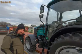 Klient firmy Korbanek przy swoim nowym nabytku ciagniku Aupax 3075