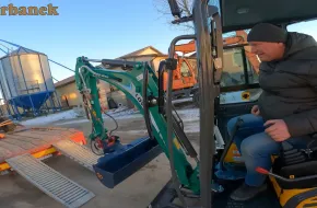 Pan Piotr testuje swój nowy nabytek  - koparkę Lovol Fr 20 od Korbanek